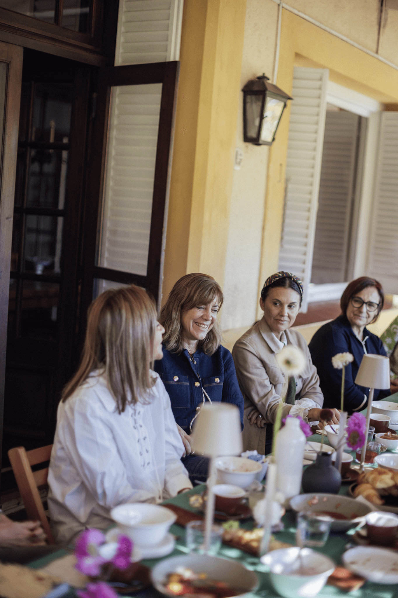 Invitadas compartiendo una mesa en un evento social