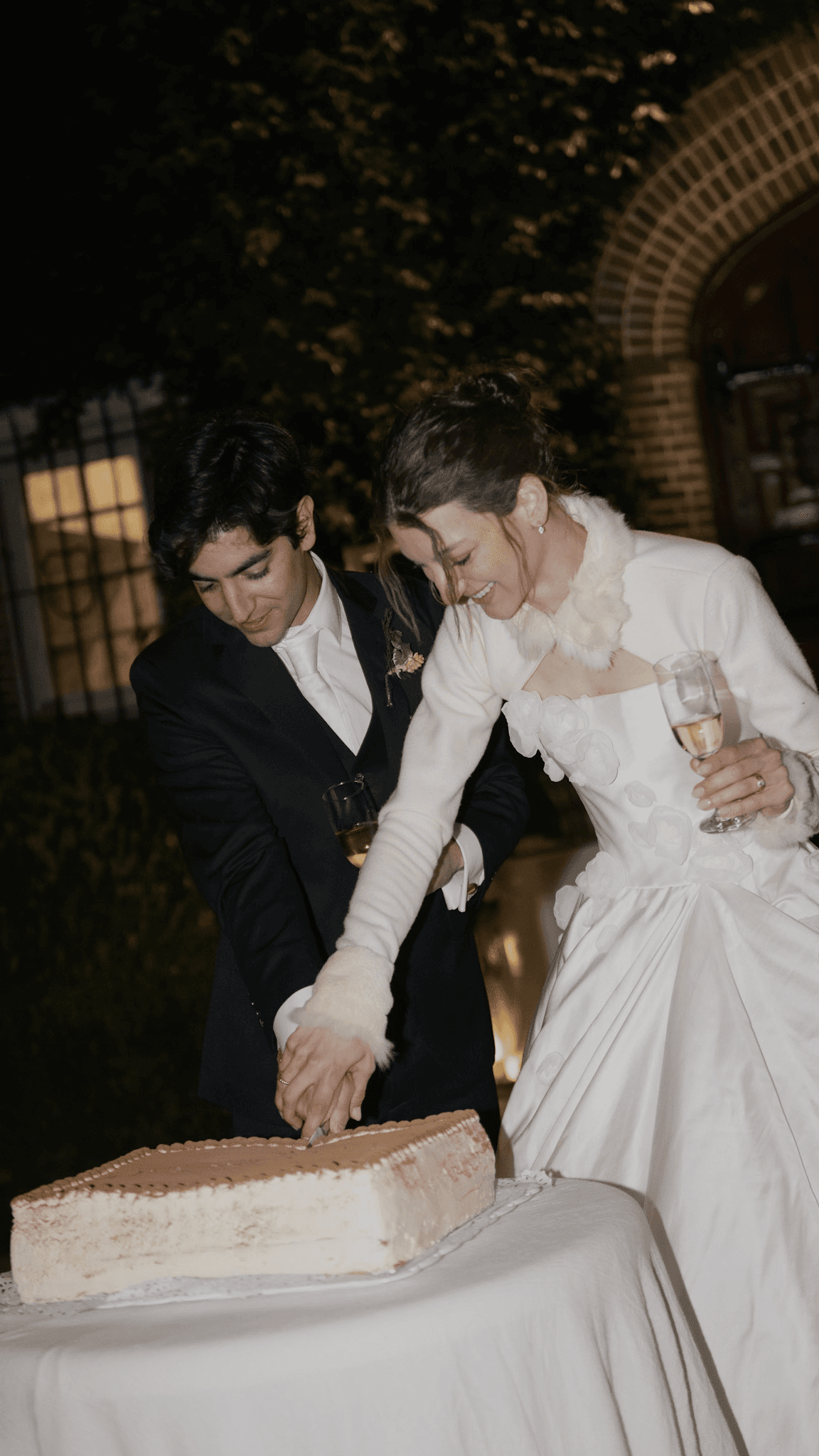 Una pareja de recién casados cortando su torta